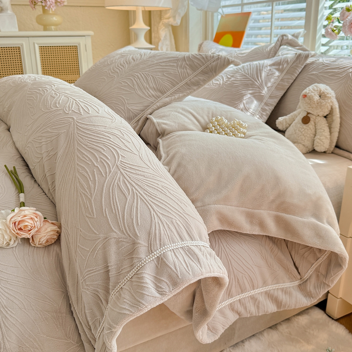 91家纺网 家纺一手货源 找家纺 （总）艾唯希家纺 2025新款全消光雕花绒织带款四件套牛奶绒-雕花织带系列