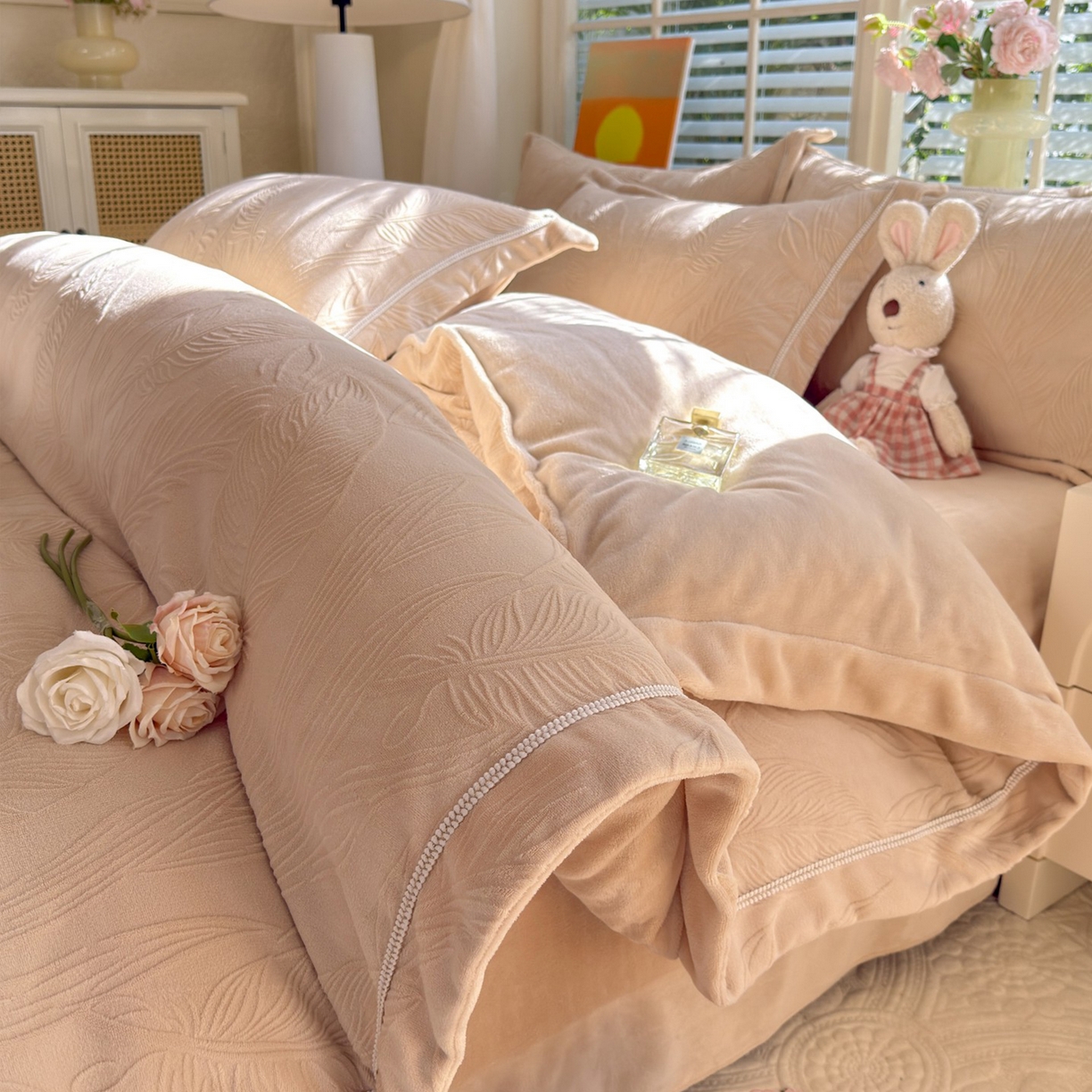 91家纺网 家纺一手货源 找家纺 （总）艾唯希家纺 2025新款全消光雕花绒织带款四件套牛奶绒-雕花织带系列