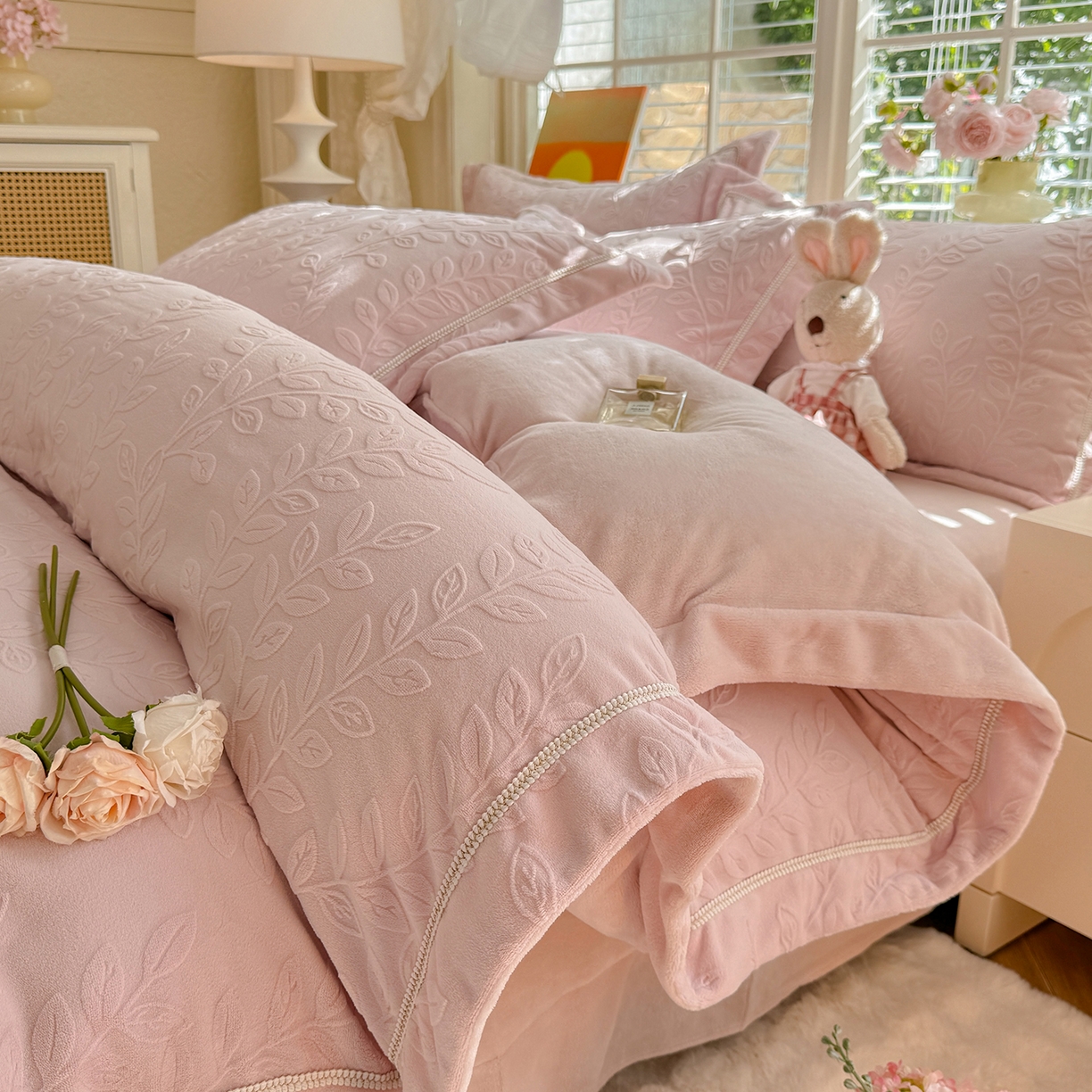 91家纺网 家纺一手货源 找家纺 （总）艾唯希家纺 2025新款全消光雕花绒织带款四件套牛奶绒-雕花织带系列