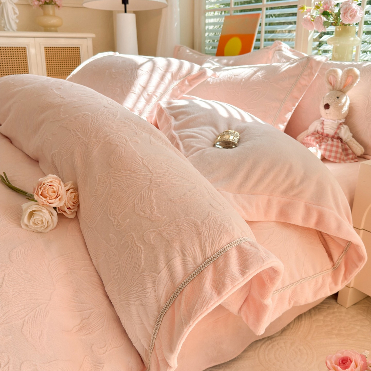 91家纺网 家纺一手货源 找家纺 （总）艾唯希家纺 2025新款全消光雕花绒织带款四件套牛奶绒-雕花织带系列