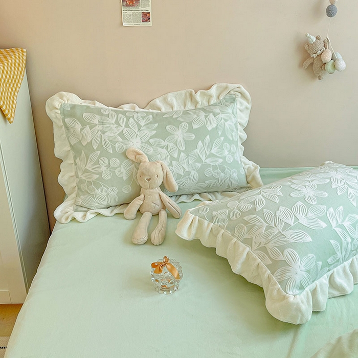 91家纺网 家纺一手货源 找家纺 （总）琪格格纺织 2025新款全消光小清新花边款雕花牛奶绒四件套