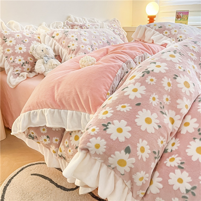 91家纺网 家纺一手货源 找家纺 （总）琪格格纺织 2025新款全消光小清新花边款雕花牛奶绒四件套