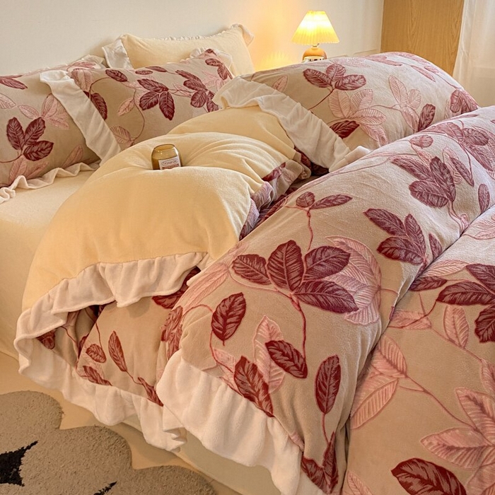 91家纺网 家纺一手货源 找家纺 （总）琪格格纺织 2025新款全消光小清新花边款雕花牛奶绒四件套