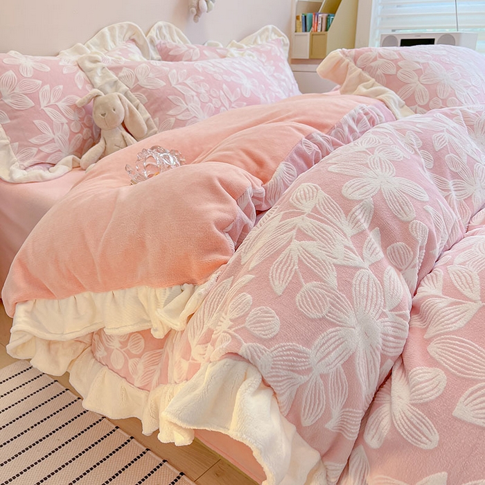 91家纺网 家纺一手货源 找家纺 （总）琪格格纺织 2025新款全消光小清新花边款雕花牛奶绒四件套