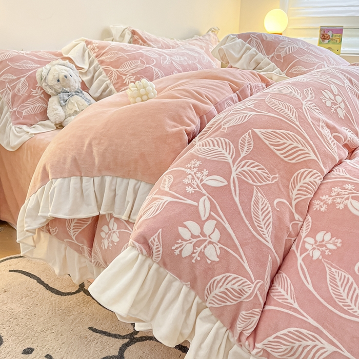 91家纺网 家纺一手货源 找家纺 （总）琪格格纺织 2025新款全消光小清新花边款雕花牛奶绒四件套