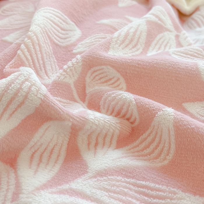 91家纺网 家纺一手货源 找家纺 琪格格纺织 2025新款全消光小清新花边款雕花牛奶绒四件套 雕花绒花边-爱在秋冬樱花粉