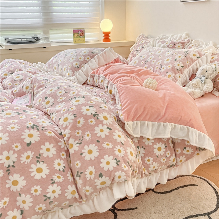 91家纺网 家纺一手货源 找家纺 琪格格纺织 2025新款全消光小清新花边款雕花牛奶绒四件套 雕花花边绒- 雏菊 粉玉