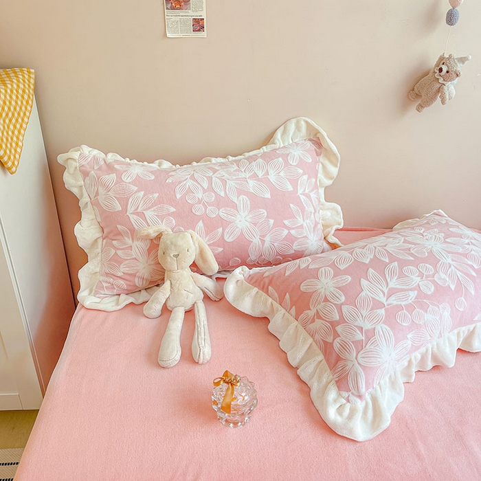 91家纺网 家纺一手货源 找家纺 琪格格纺织 2025新款全消光小清新花边款雕花牛奶绒四件套 雕花绒花边-爱在秋冬樱花粉