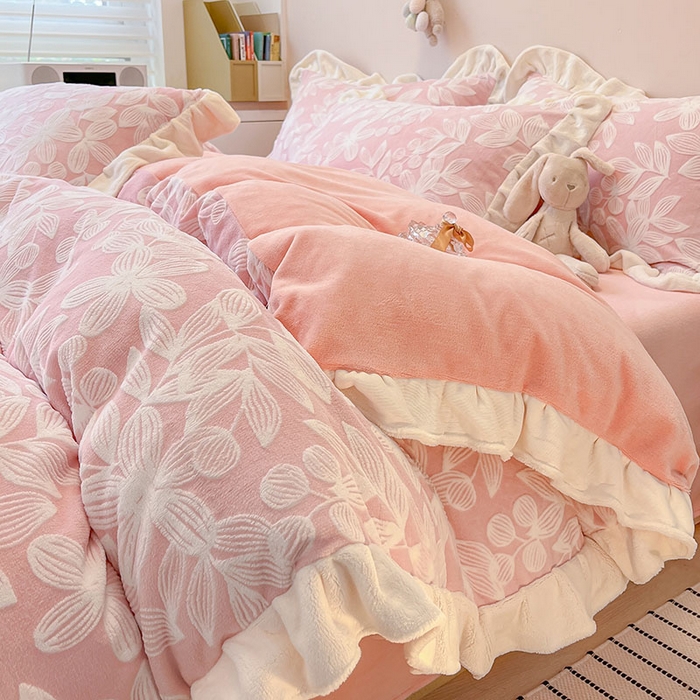 91家纺网 家纺一手货源 找家纺 琪格格纺织 2025新款全消光小清新花边款雕花牛奶绒四件套 雕花绒花边-爱在秋冬樱花粉