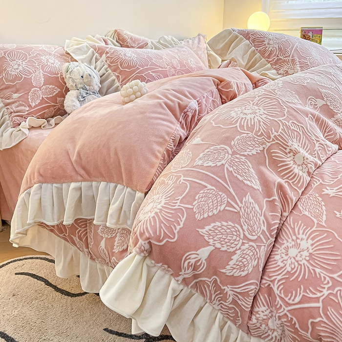 91家纺网 家纺一手货源 找家纺 （总）琪格格纺织 2025新款全消光小清新花边款雕花牛奶绒四件套