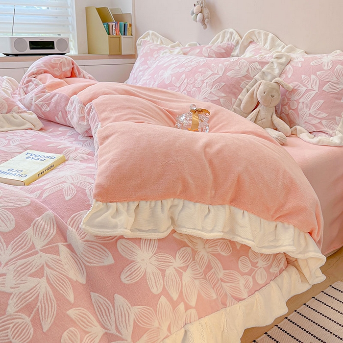 91家纺网 家纺一手货源 找家纺 琪格格纺织 2025新款全消光小清新花边款雕花牛奶绒四件套 雕花绒花边-爱在秋冬樱花粉