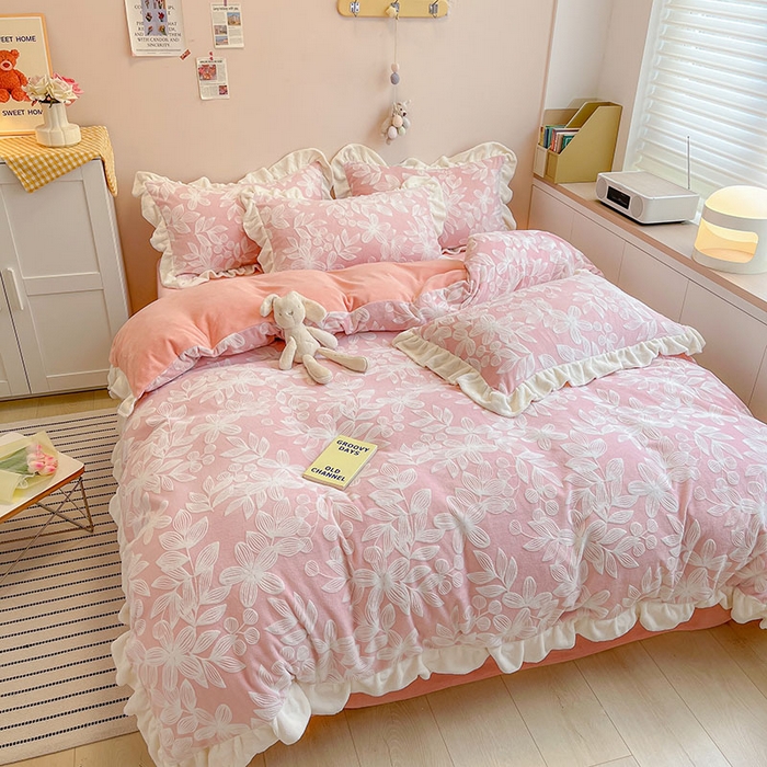 91家纺网 家纺一手货源 找家纺 琪格格纺织 2025新款全消光小清新花边款雕花牛奶绒四件套 雕花绒花边-爱在秋冬樱花粉