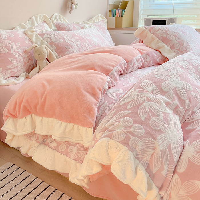 91家纺网 家纺一手货源 找家纺 琪格格纺织 2025新款全消光小清新花边款雕花牛奶绒四件套 雕花绒花边-爱在秋冬樱花粉