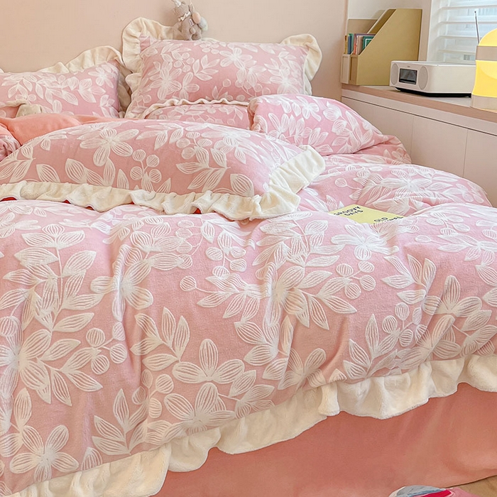 91家纺网 家纺一手货源 找家纺 琪格格纺织 2025新款全消光小清新花边款雕花牛奶绒四件套 雕花绒花边-爱在秋冬樱花粉