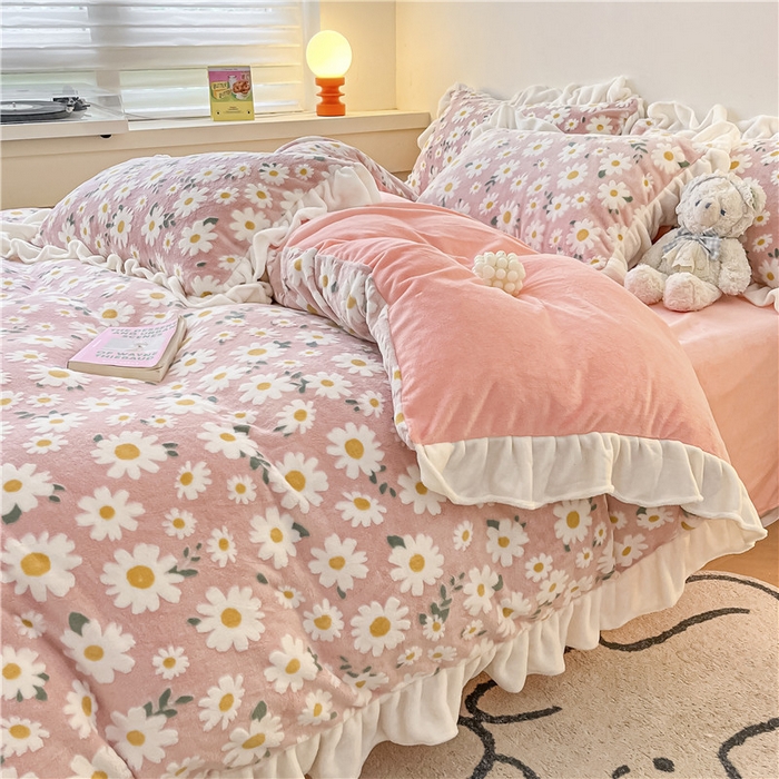 91家纺网 家纺一手货源 找家纺 琪格格纺织 2025新款全消光小清新花边款雕花牛奶绒四件套 雕花花边绒- 雏菊 粉玉