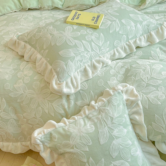 91家纺网 家纺一手货源 找家纺 琪格格纺织 2025新款全消光小清新花边款雕花牛奶绒四件套 雕花绒花边-爱在秋冬浅绿