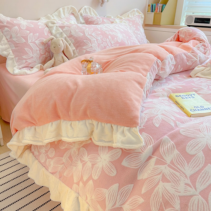 91家纺网 家纺一手货源 找家纺 琪格格纺织 2025新款全消光小清新花边款雕花牛奶绒四件套 雕花绒花边-爱在秋冬樱花粉