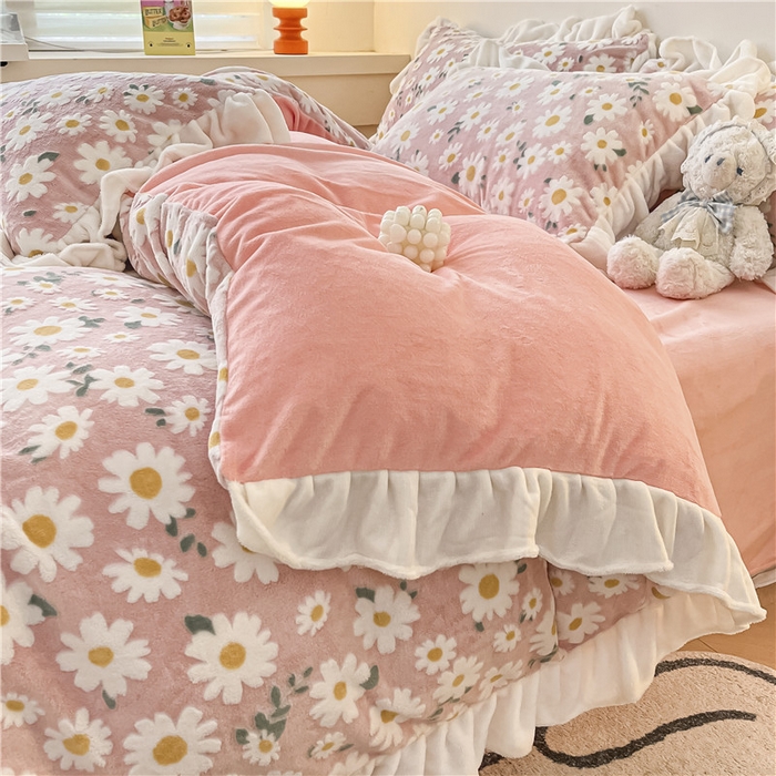 91家纺网 家纺一手货源 找家纺 琪格格纺织 2025新款全消光小清新花边款雕花牛奶绒四件套 雕花花边绒- 雏菊 粉玉