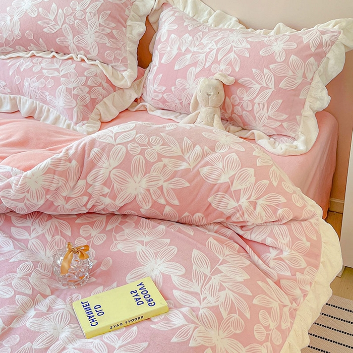 91家纺网 家纺一手货源 找家纺 琪格格纺织 2025新款全消光小清新花边款雕花牛奶绒四件套 雕花绒花边-爱在秋冬樱花粉