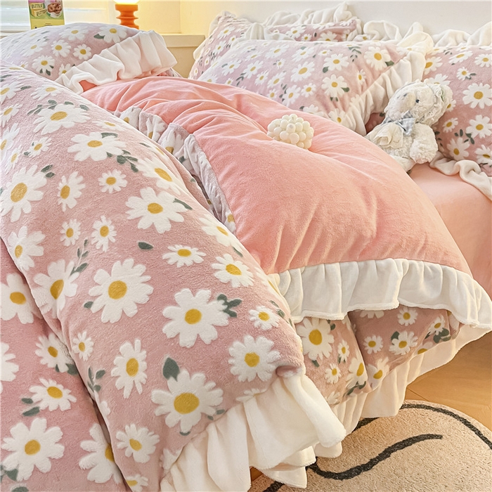 91家纺网 家纺一手货源 找家纺 琪格格纺织 2025新款全消光小清新花边款雕花牛奶绒四件套 雕花花边绒- 雏菊 粉玉