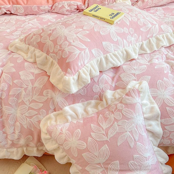 91家纺网 家纺一手货源 找家纺 琪格格纺织 2025新款全消光小清新花边款雕花牛奶绒四件套 雕花绒花边-爱在秋冬樱花粉