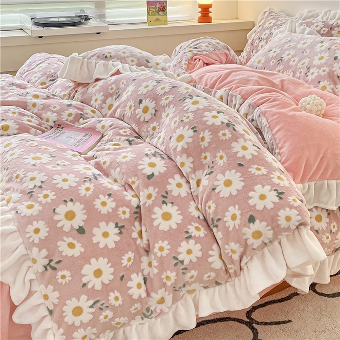 91家纺网 家纺一手货源 找家纺 琪格格纺织 2025新款全消光小清新花边款雕花牛奶绒四件套 雕花花边绒- 雏菊 粉玉