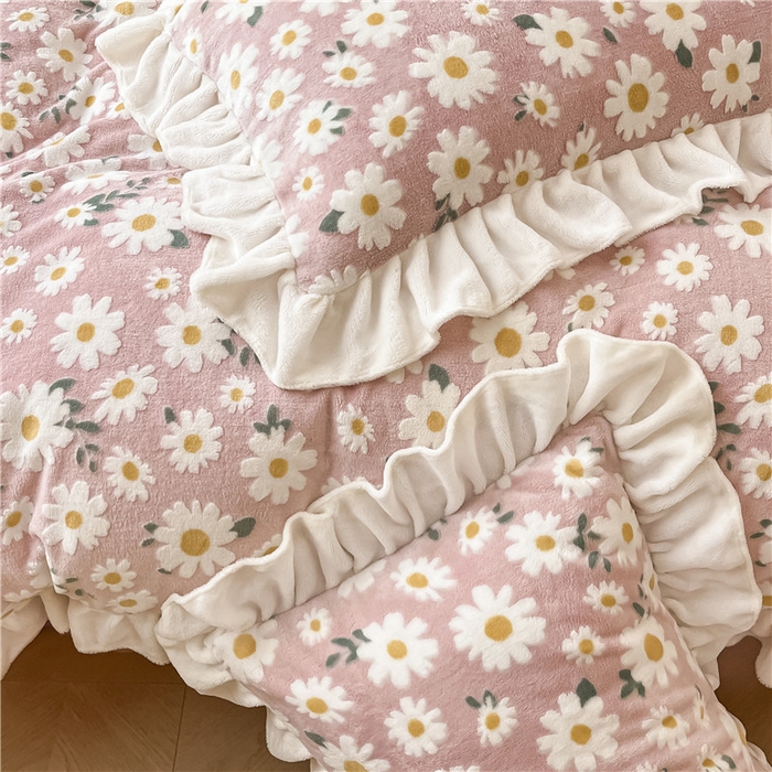 91家纺网 家纺一手货源 找家纺 琪格格纺织 2025新款全消光小清新花边款雕花牛奶绒四件套 雕花花边绒- 雏菊 粉玉