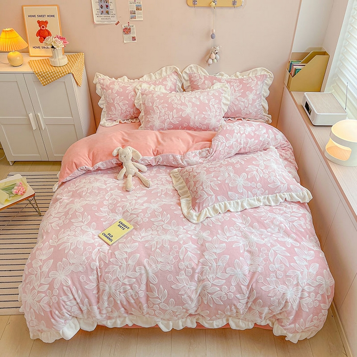 91家纺网 家纺一手货源 找家纺 琪格格纺织 2025新款全消光小清新花边款雕花牛奶绒四件套 雕花绒花边-爱在秋冬樱花粉