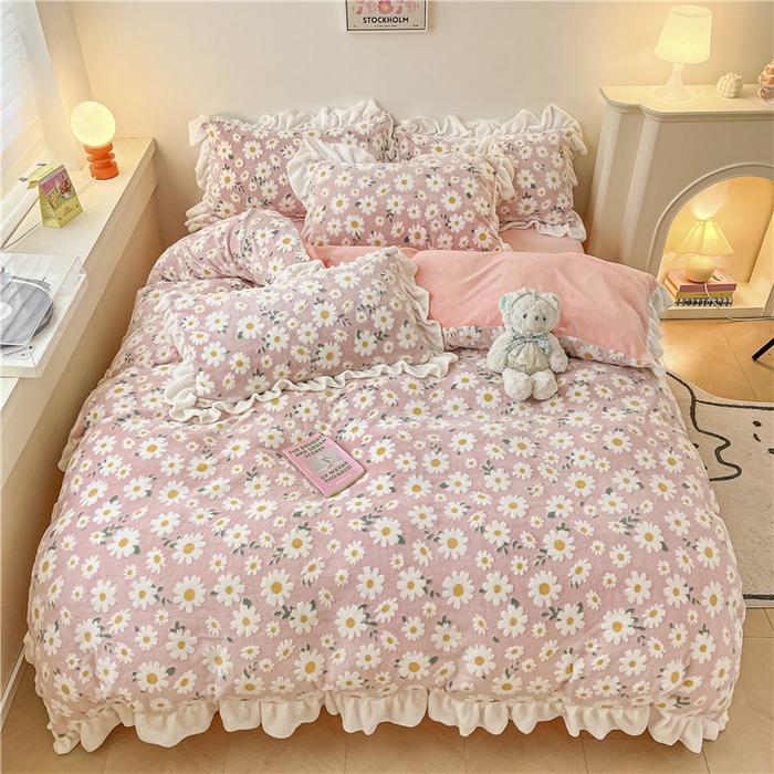 91家纺网 家纺一手货源 找家纺 琪格格纺织 2025新款全消光小清新花边款雕花牛奶绒四件套 雕花花边绒- 雏菊 粉玉