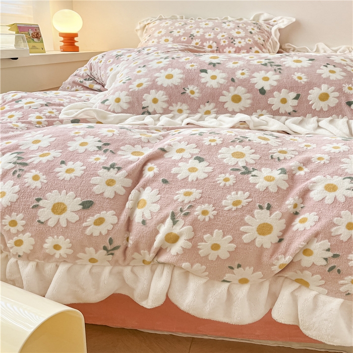 91家纺网 家纺一手货源 找家纺 琪格格纺织 2025新款全消光小清新花边款雕花牛奶绒四件套 雕花花边绒- 雏菊 粉玉