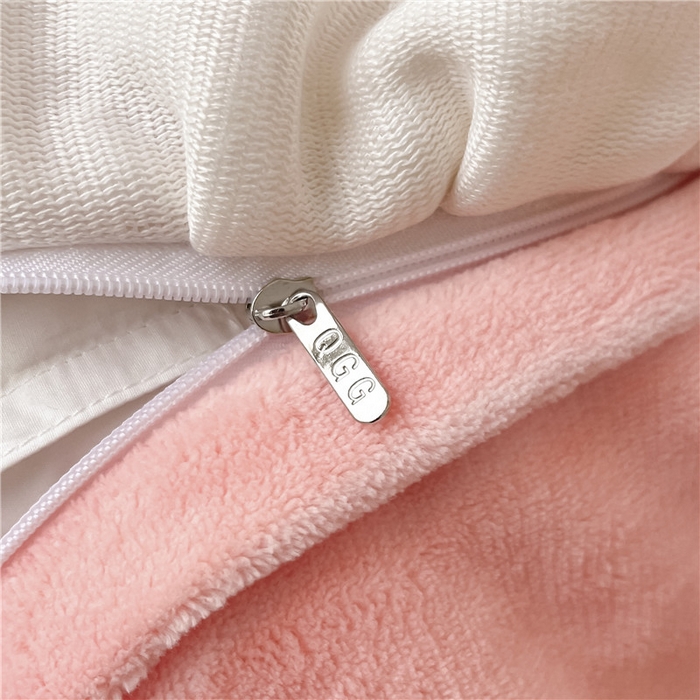 91家纺网 家纺一手货源 找家纺 琪格格纺织 2025新款全消光小清新花边款雕花牛奶绒四件套 雕花花边绒- 雏菊 粉玉