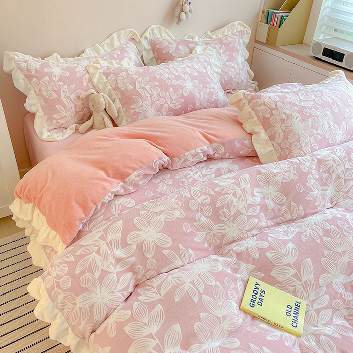 91家纺网 家纺一手货源 找家纺 琪格格纺织 2025新款全消光小清新花边款雕花牛奶绒四件套 雕花绒花边-爱在秋冬樱花粉