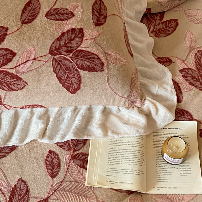 91家纺网 家纺一手货源 找家纺 琪格格纺织 2025新款全消光小清新花边款雕花牛奶绒四件套 雕花花边-秋色宜人酒红