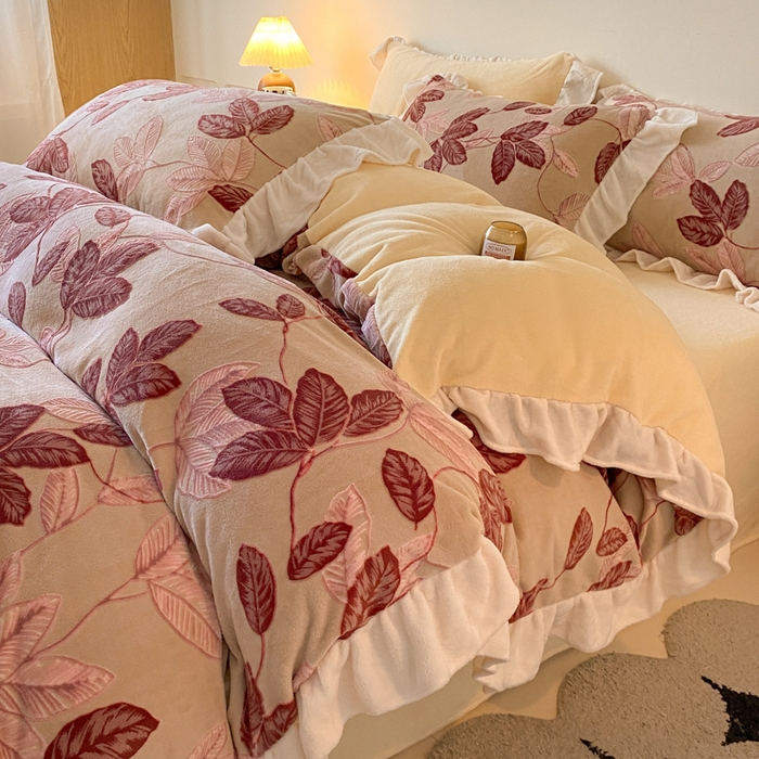 91家纺网 家纺一手货源 找家纺 琪格格纺织 2025新款全消光小清新花边款雕花牛奶绒四件套 雕花花边-秋色宜人酒红