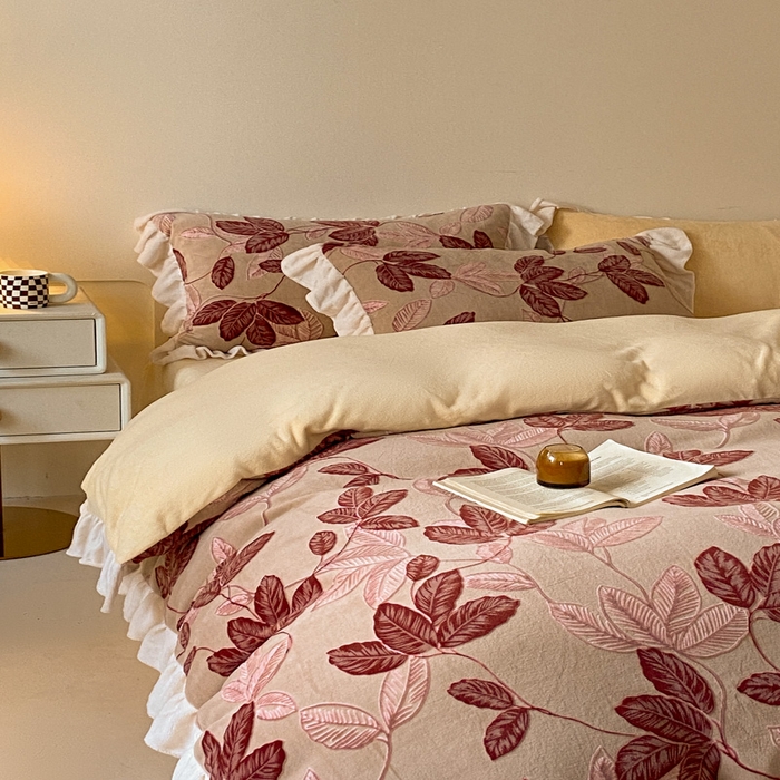 91家纺网 家纺一手货源 找家纺 琪格格纺织 2025新款全消光小清新花边款雕花牛奶绒四件套 雕花花边-秋色宜人酒红