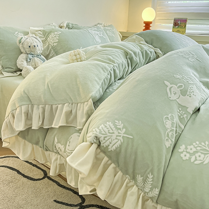 琪格格纺织 2025新款全消光小清新花边款雕花牛奶绒四件套 雕花绒花边 花丛小鹿 绿