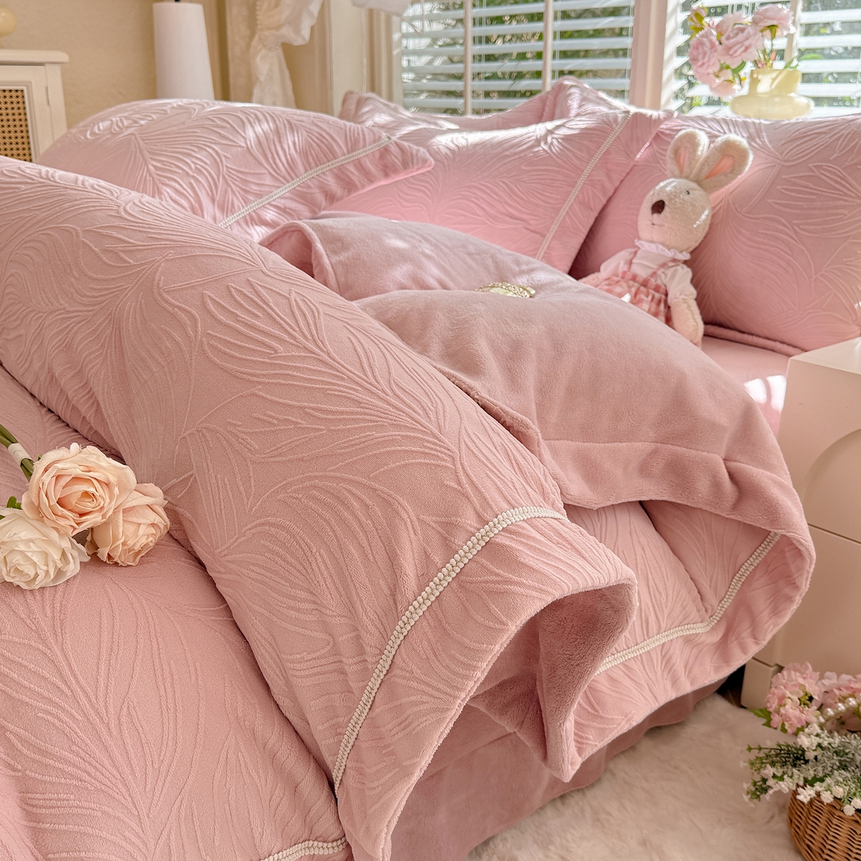 91家纺网 家纺一手货源 找家纺 （总）艾唯希家纺 2025新款全消光雕花绒织带款四件套牛奶绒-雕花织带系列