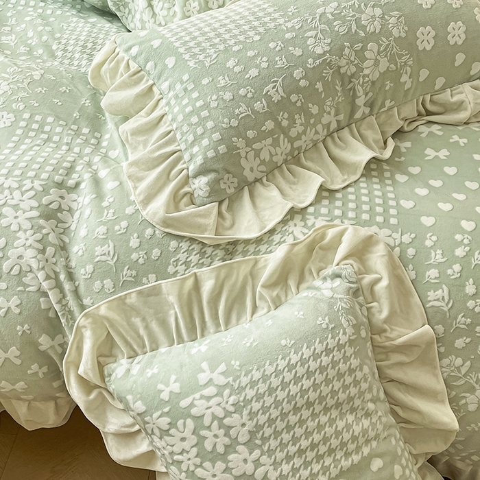 91家纺网 家纺一手货源 找家纺 琪格格纺织 2025新款全消光小清新花边款雕花牛奶绒四件套 雕花绒花边-阿芙朵绿