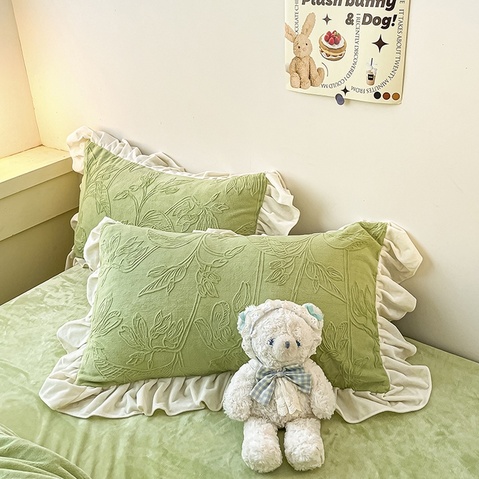 91家纺网 家纺一手货源 找家纺 琪格格纺织 2025新款全消光小清新花边款雕花牛奶绒四件套 雕花绒花边 枝枝叶叶 浅绿