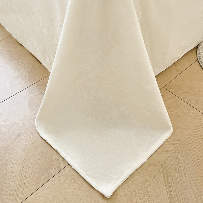 91家纺网 家纺一手货源 找家纺 琪格格纺织 2025新款全消光小清新花边款雕花牛奶绒四件套 雕花绒花边 玉珠帘 奶昔白