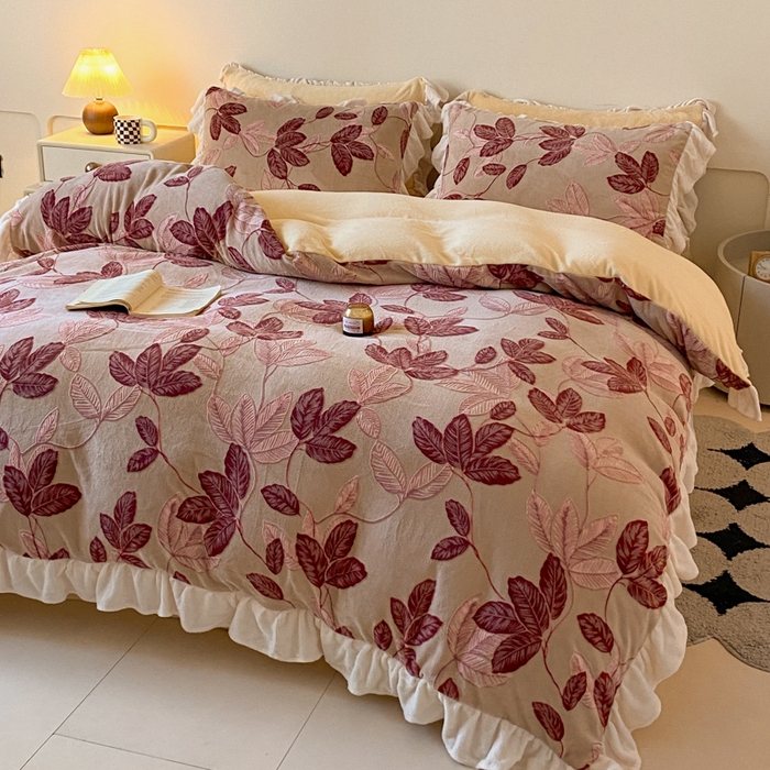 91家纺网 家纺一手货源 找家纺 琪格格纺织 2025新款全消光小清新花边款雕花牛奶绒四件套 雕花花边-秋色宜人酒红