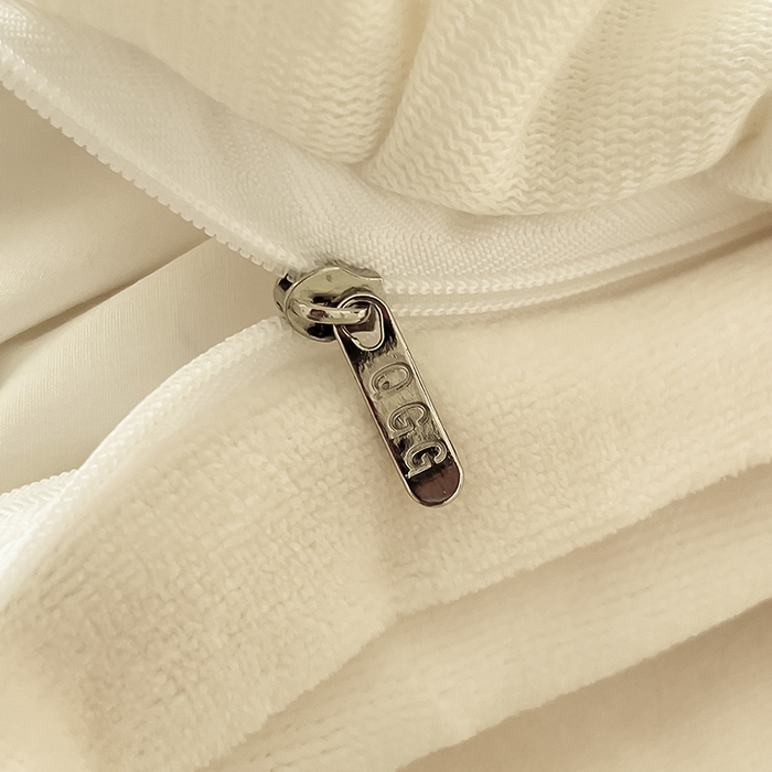 91家纺网 家纺一手货源 找家纺 琪格格纺织 2025新款全消光小清新花边款雕花牛奶绒四件套 雕花绒花边 摩尔庄园 奶昔白