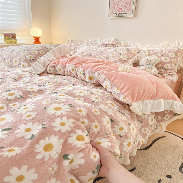 91家纺网 家纺一手货源 找家纺 琪格格纺织 2025新款全消光小清新花边款雕花牛奶绒四件套 雕花花边绒- 雏菊 粉玉