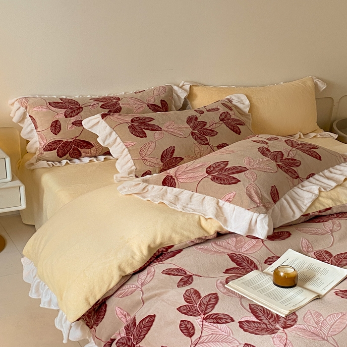 91家纺网 家纺一手货源 找家纺 琪格格纺织 2025新款全消光小清新花边款雕花牛奶绒四件套 雕花花边-秋色宜人酒红