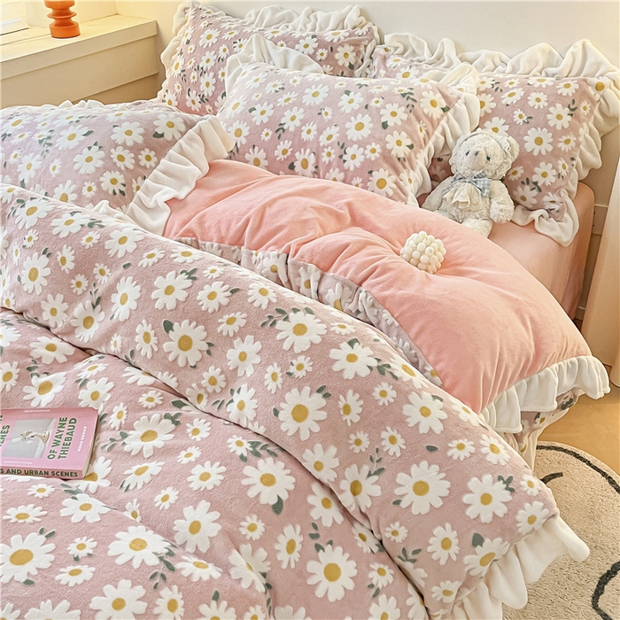 91家纺网 家纺一手货源 找家纺 琪格格纺织 2025新款全消光小清新花边款雕花牛奶绒四件套 雕花花边绒- 雏菊 粉玉