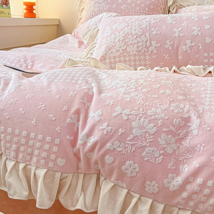 91家纺网 家纺一手货源 找家纺 琪格格纺织 2025新款全消光小清新花边款雕花牛奶绒四件套 雕花绒花边- 阿芙朵 粉