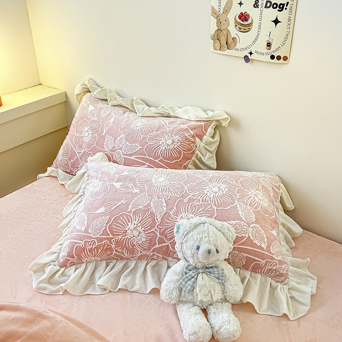 91家纺网 家纺一手货源 找家纺 琪格格纺织 2025新款全消光小清新花边款雕花牛奶绒四件套 雕花绒花边 安妮花苑 粉