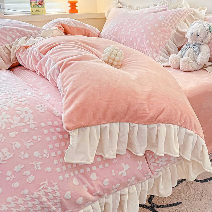 91家纺网 家纺一手货源 找家纺 琪格格纺织 2025新款全消光小清新花边款雕花牛奶绒四件套 雕花绒花边- 阿芙朵 粉