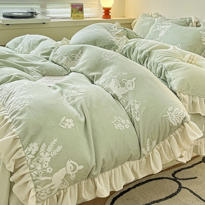 91家纺网 家纺一手货源 找家纺 琪格格纺织 2025新款全消光小清新花边款雕花牛奶绒四件套 雕花绒花边 花丛小鹿 绿