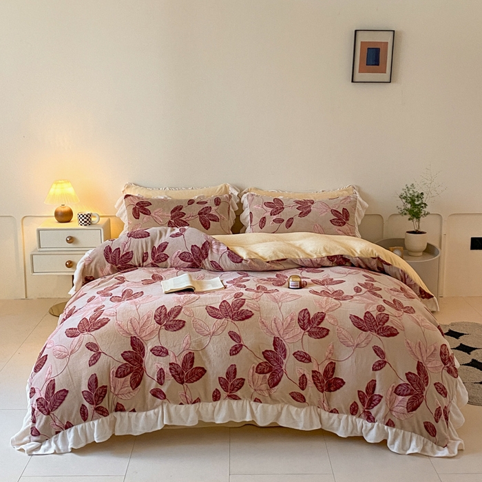 91家纺网 家纺一手货源 找家纺 琪格格纺织 2025新款全消光小清新花边款雕花牛奶绒四件套 雕花花边-秋色宜人酒红